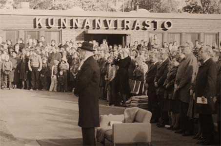 Rauhanpatsaan julkistus syyskuussa 1977. Tilaisuutta kunnioitti läsnäolollaan Tasavallan Presidentti Urho Kekkonen.